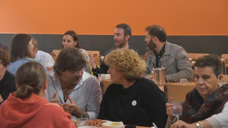 Familias degustando os ecocomedores