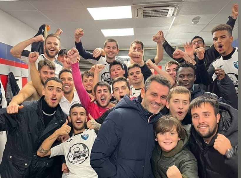 Oza celebrando a primeira vitoria