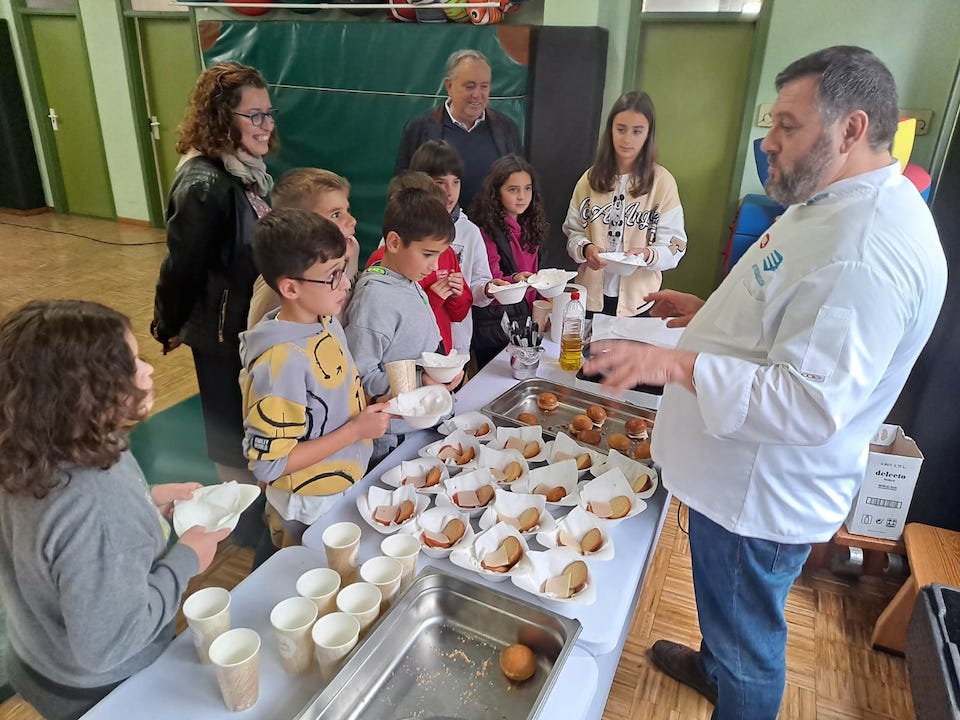 2022.11.02.- Os peixiños van á escola de Caión
