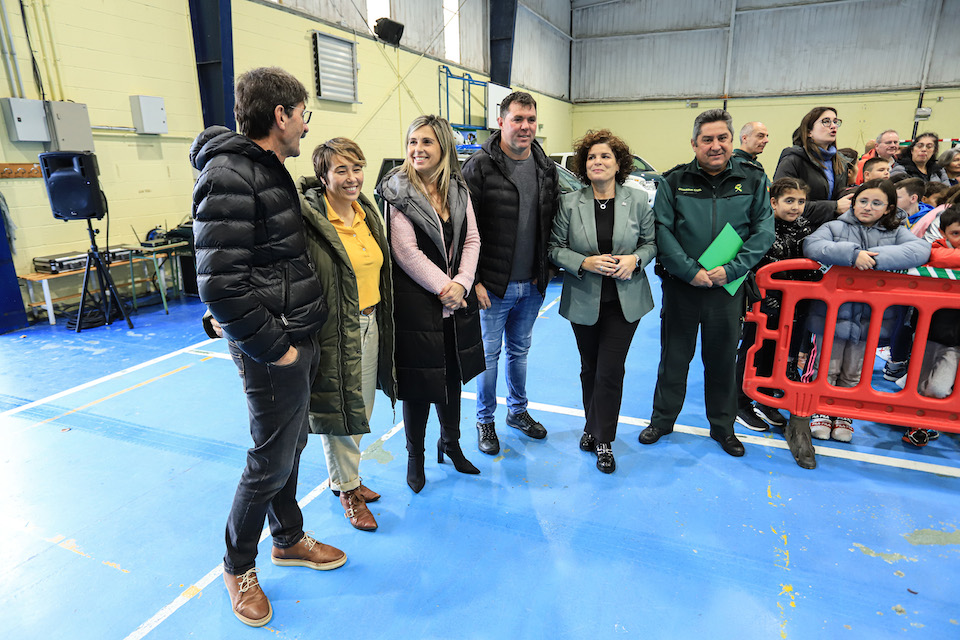 Acudiu á presentación María Rivas, subdelegada do Goberno, acompañada da alcaldesa, Mónica Rodríguez; o tenente de alcaldesa, Víctor Muíño; a concelleira de Benestar Social, María José Pose e o alcalde de Dumbría, José Manuel Pequeño.
