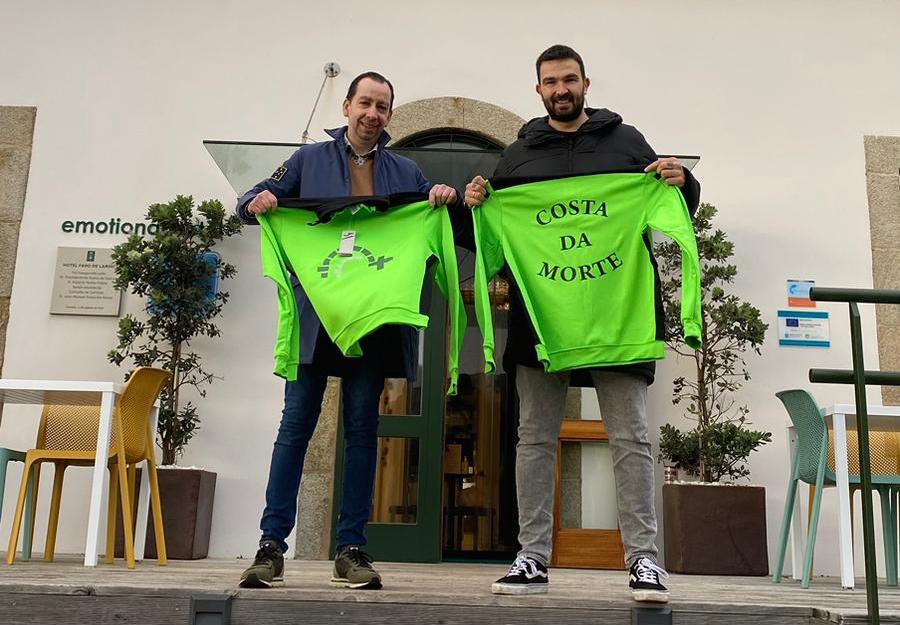 Jacinto Picallo e Fran Figueroa no Hotel Faro Larino coas sudaderas da Costa da Morte