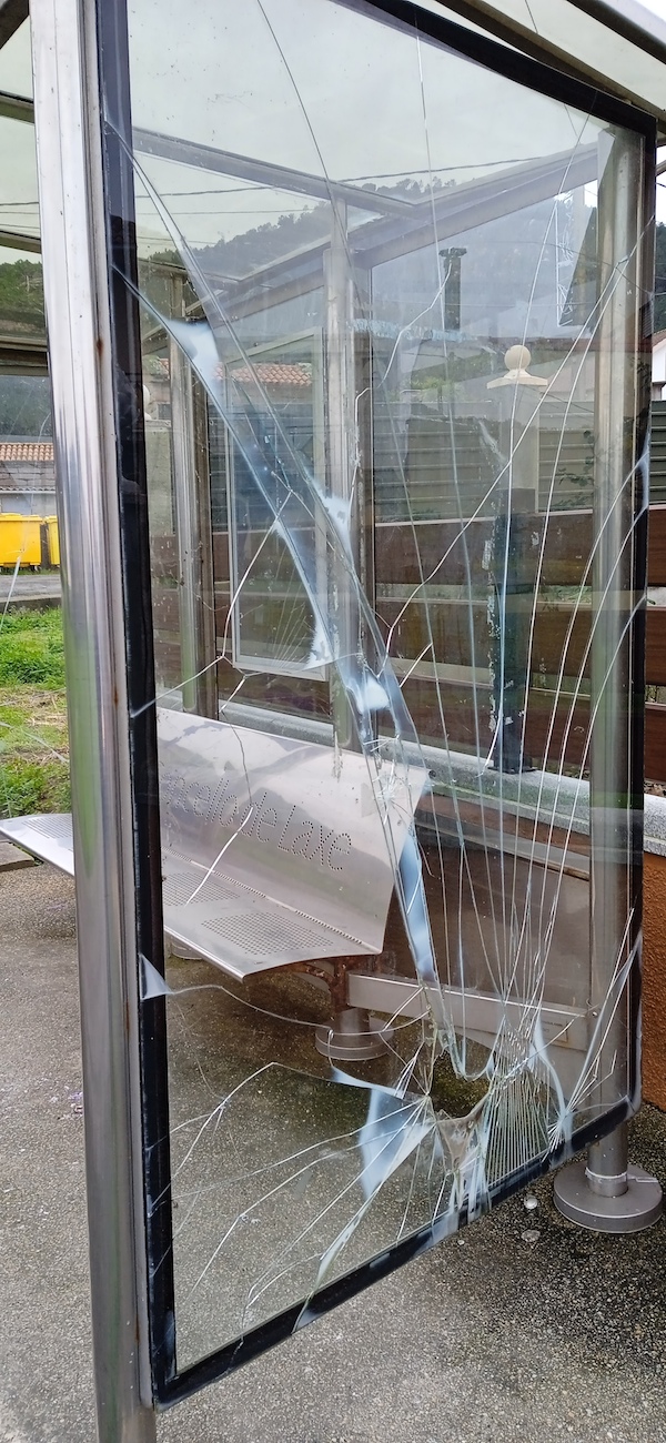 Marquesina de Laxe rota