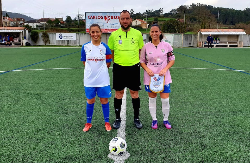 A capitana do Ponteceso Eva Carril con Vitor Recarei e a capitana visitante