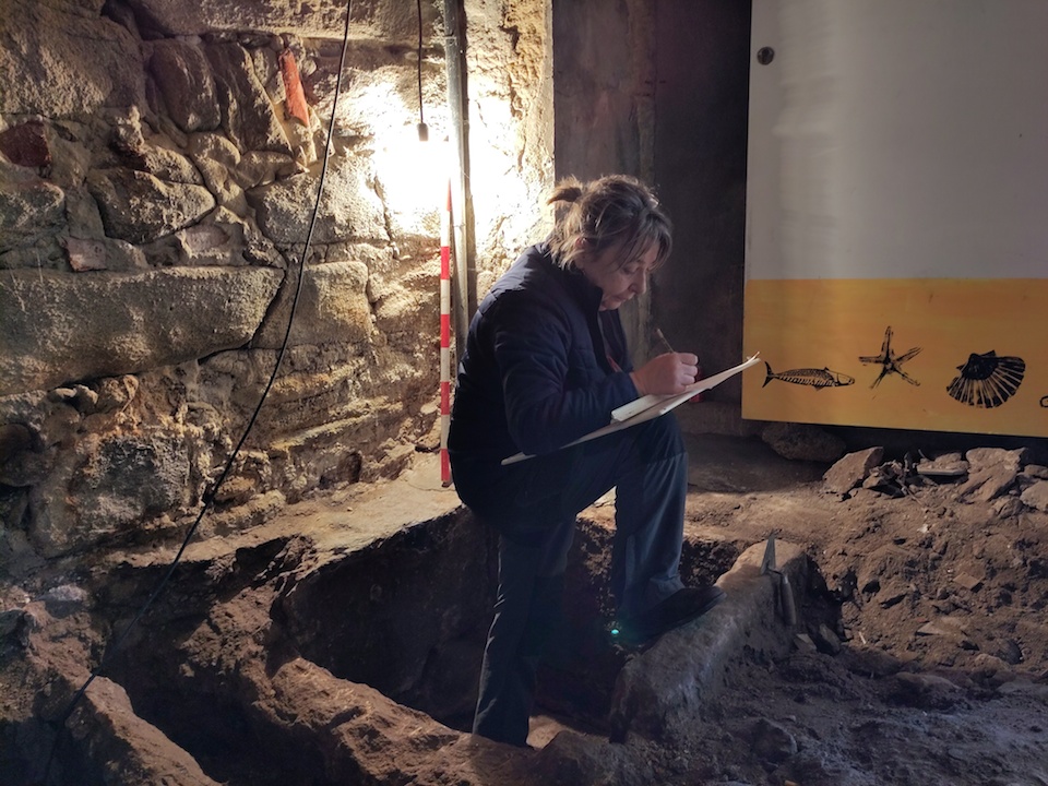 excavacion arqueoloxica no espazo maceta