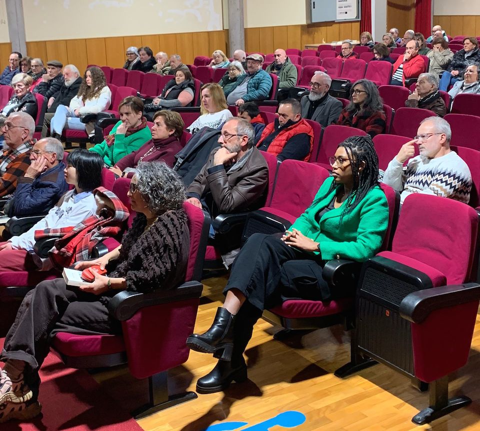 Publico na Presentacion Flores de Ferro en Muxia