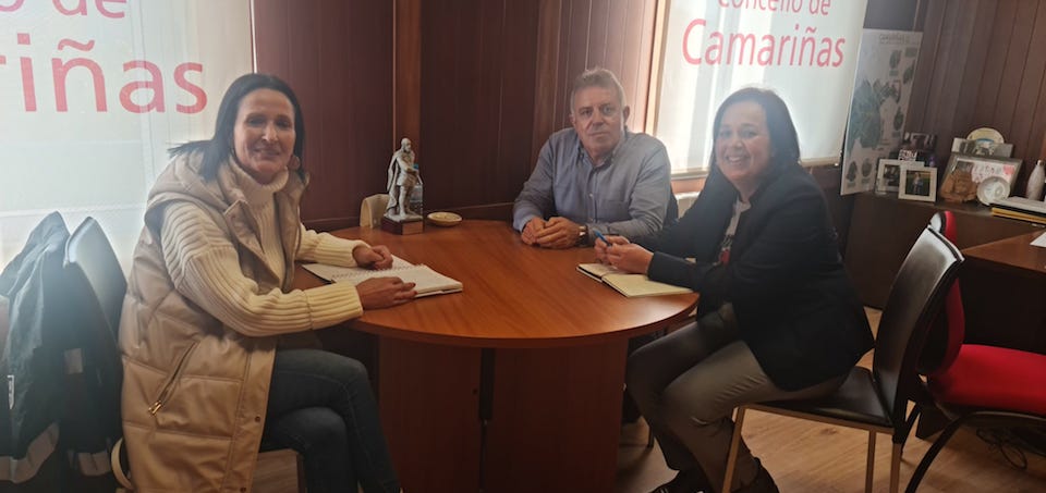 Luis Canosa de Frigoríficos Camariñas coa concelleira e a alcaldesa