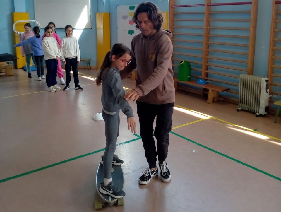 Baola imparte clases de surf no colexio A Cristina en Carballo 2