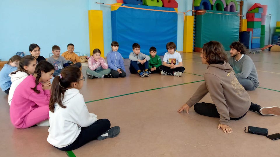 Baola imparte clases de surf no colexio A Cristina en Carballo 3