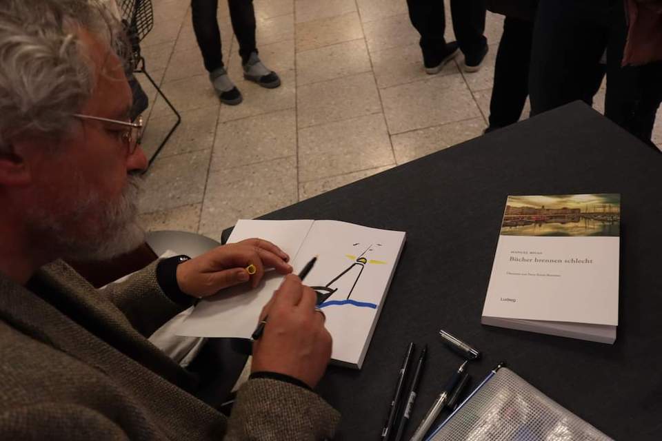 Manuel Rivas pintando libros