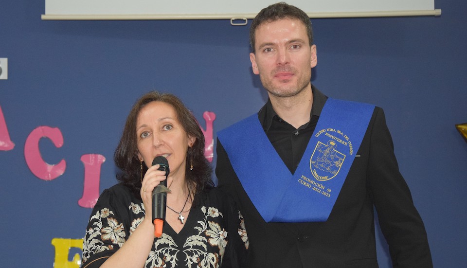 Susana martinez e Juan Francisco Insua no Colexio Fisterra