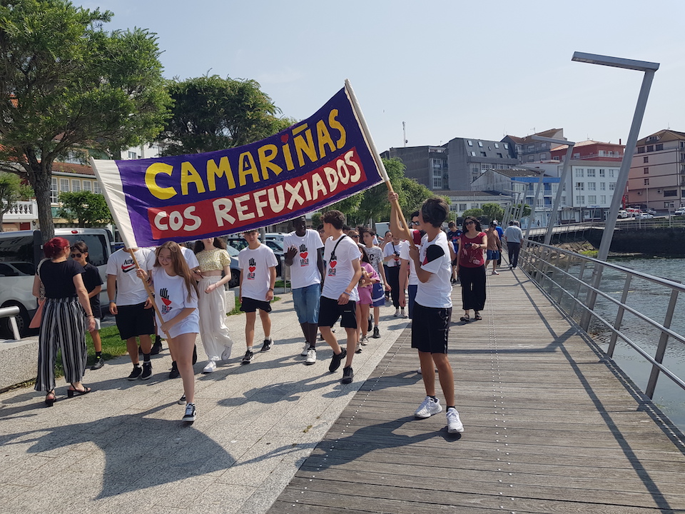 Camarinas cos Refuxiados-Paseo pancarta copia