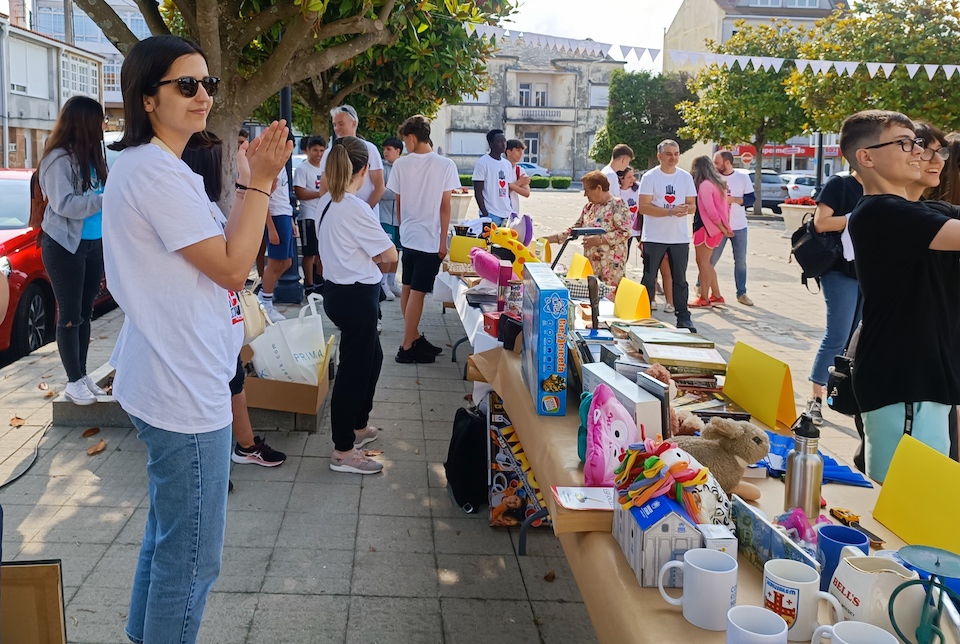 Camarinas cos refuxiados -xente mercadillo copia