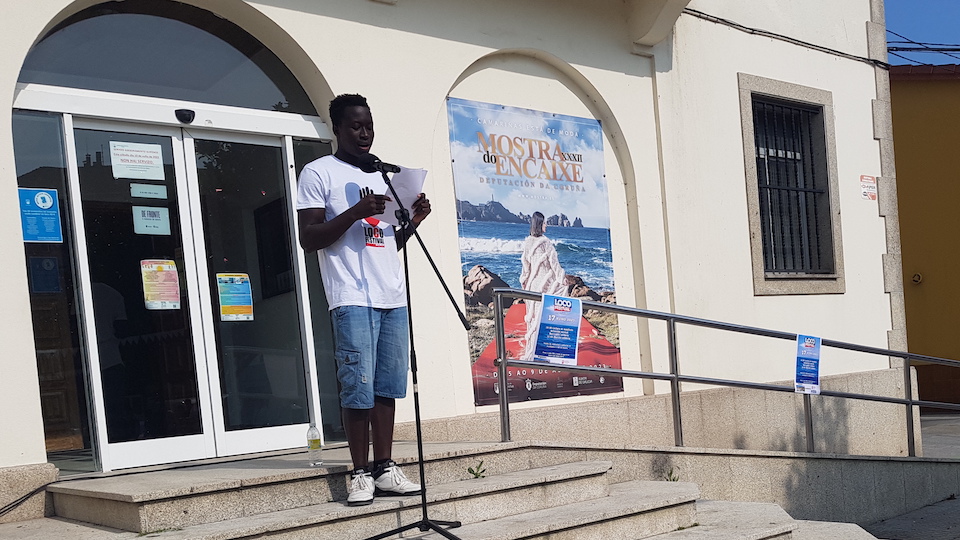 Camarinas cos refuxiados Lectura manifesto copia