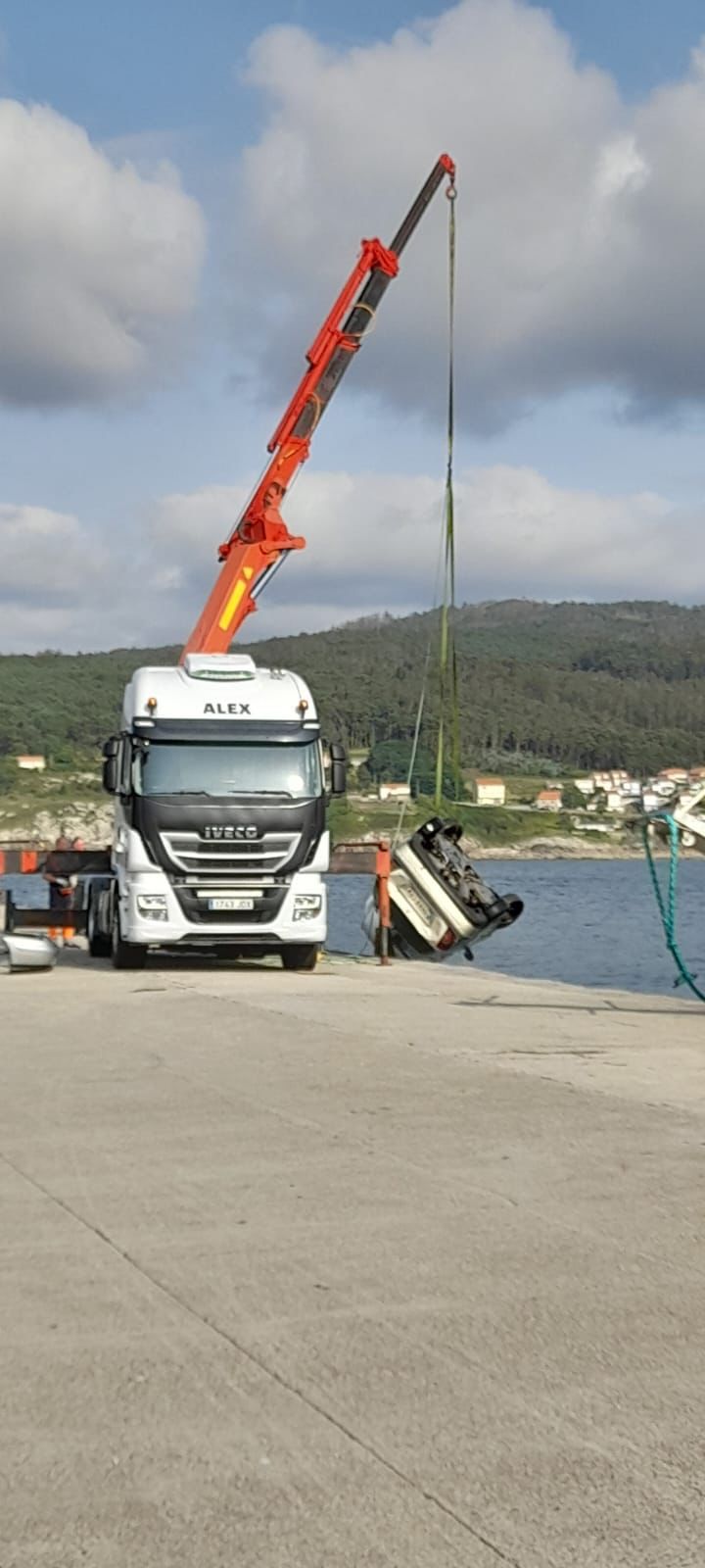 Retirada coche porto de Laxe