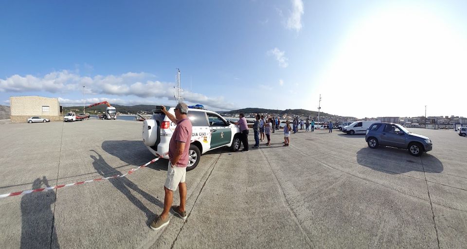 Retirada coche porto Laxe xente