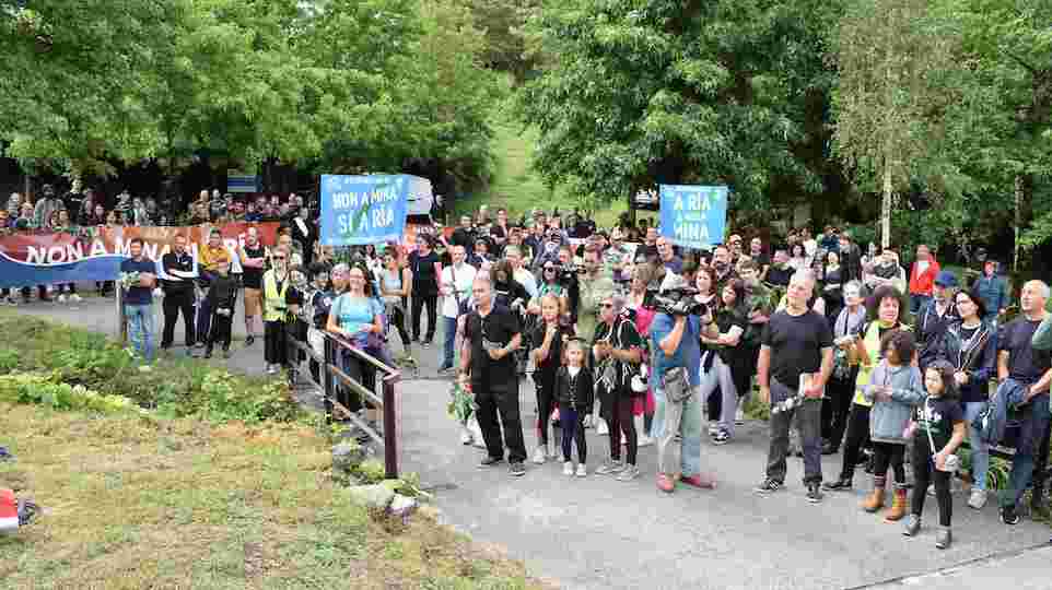 Manifestacion contra a mina de San Finx