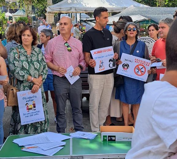 PSOE de Carballo na concentracion contra recortes no ensino