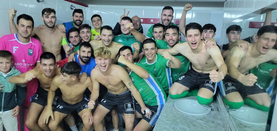 SD Fisterra celebrando a vitoria en Esteiro