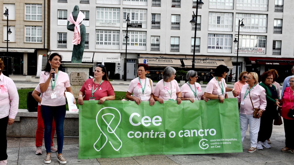 Dia do Cancro de Mama coa AECC en Cee-Foto-Rafa Quintans 2