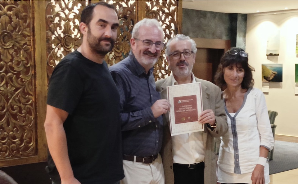 Responsables da Sociedade Galega de Micoloxia co alcalde de Laxe