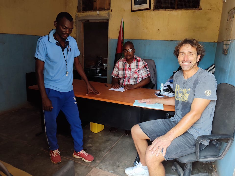 Nestor Romero coas autoridades mozambiquenas