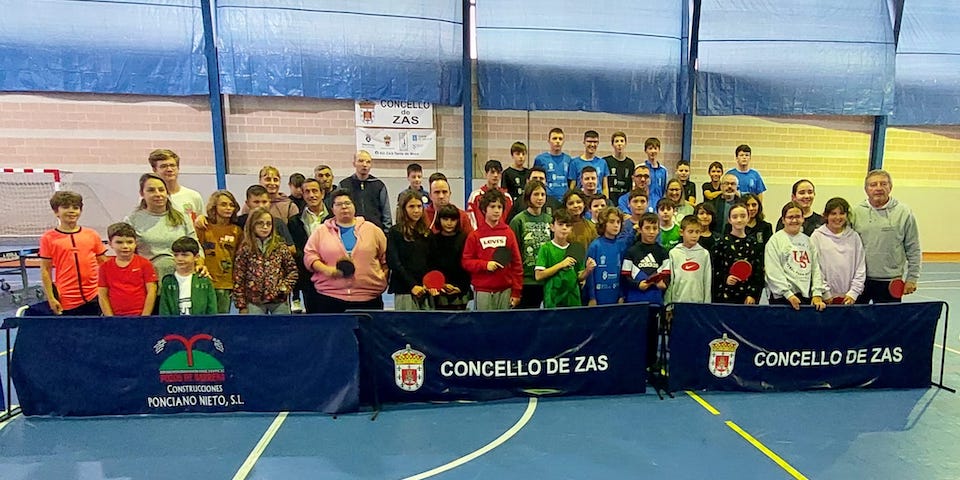 Foto de familia do tenis de mesa de Zas
