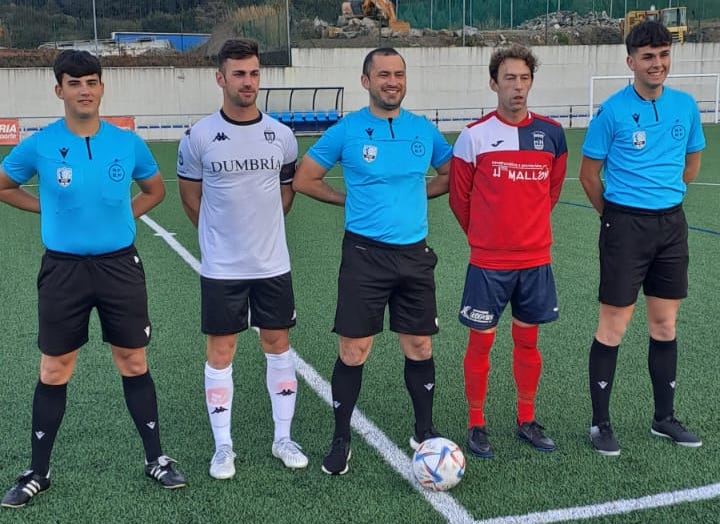 Capis do Dumbria e negreira co trio arbitral