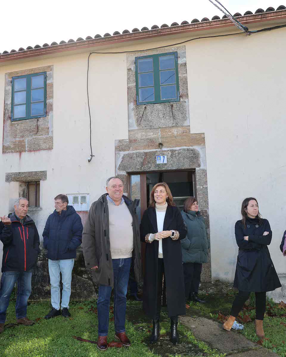 Conselleira e alcalde da Laracha na Casa reitoral de Montemaior