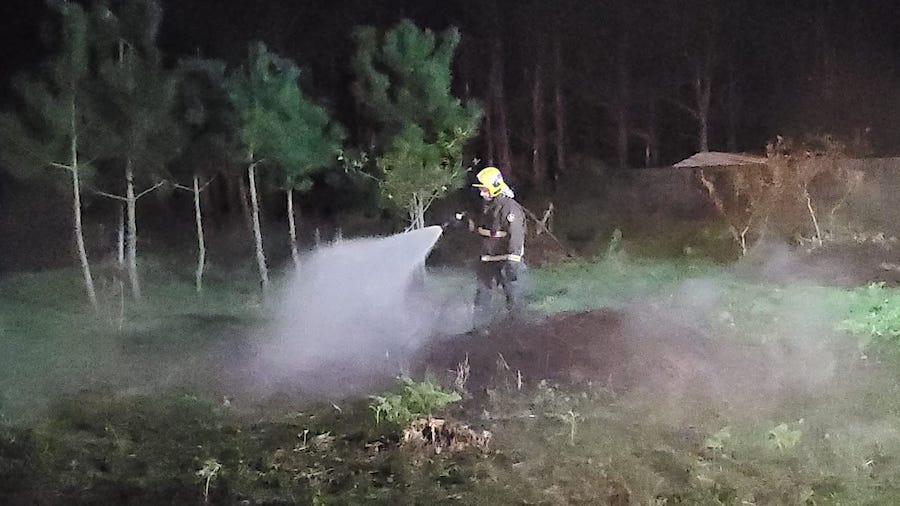 Bombeiro de Cee sufocando un incendio en Corcubion