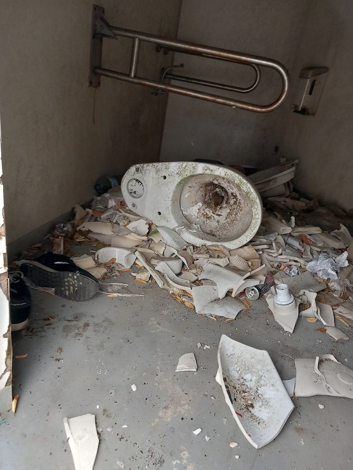 Banos destrozados no porto de Muxia