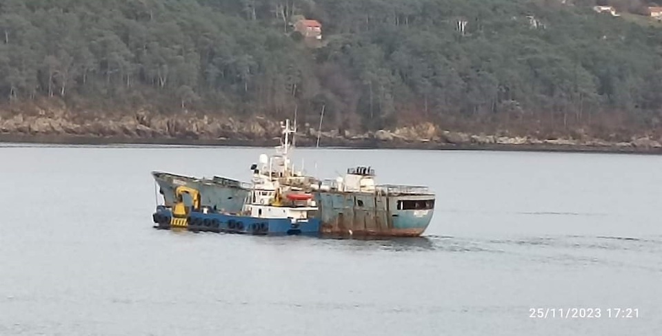 Gabarra practico ria Corcubion barco desguace