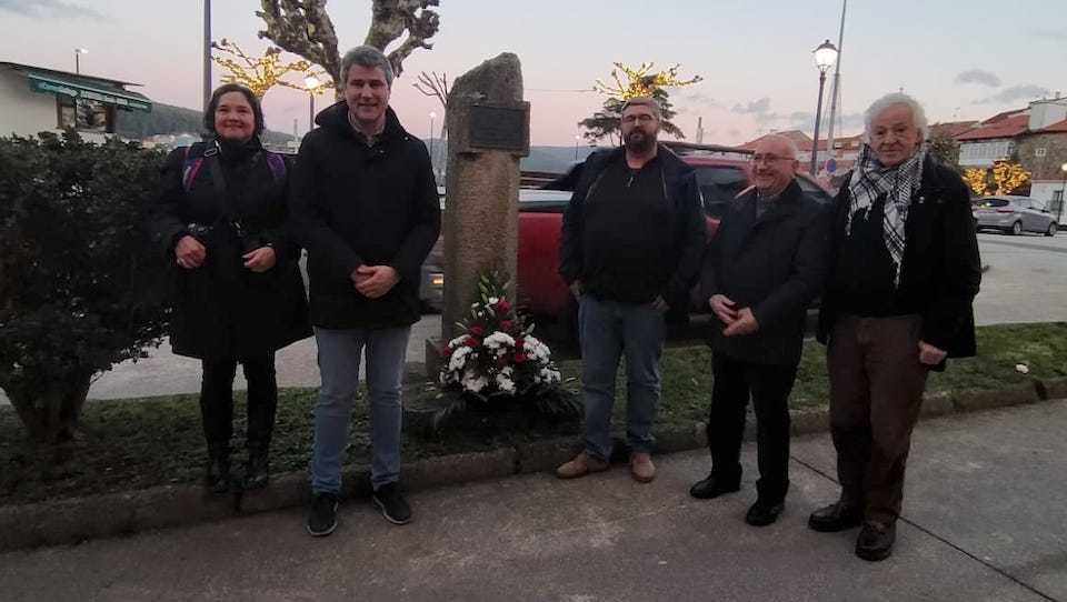 Ofrenda floral a Pepe Minones en Corcubion