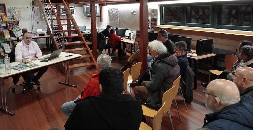 Vicente Jesus Bernal na Biblioteca de Corcubion presentando os seus libros