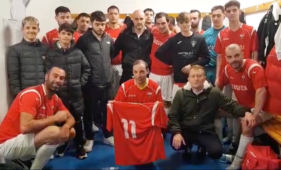 UD Cerqueda enviando un saudo ao cadete Brais