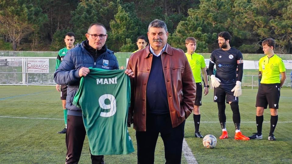 Sergio con Mani na homenaxe da SD Fisterra