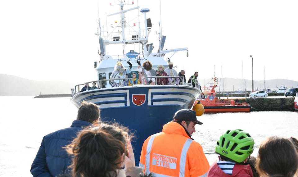 Reis Magos en Camarinas a chegada dos Reis Magos a Camariñas, a bordo do barco 'Mar de Grecia