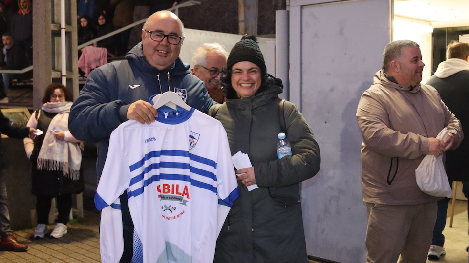 A UD Monte Louro doou un chandal e unha camiseta para sortear coas rifas