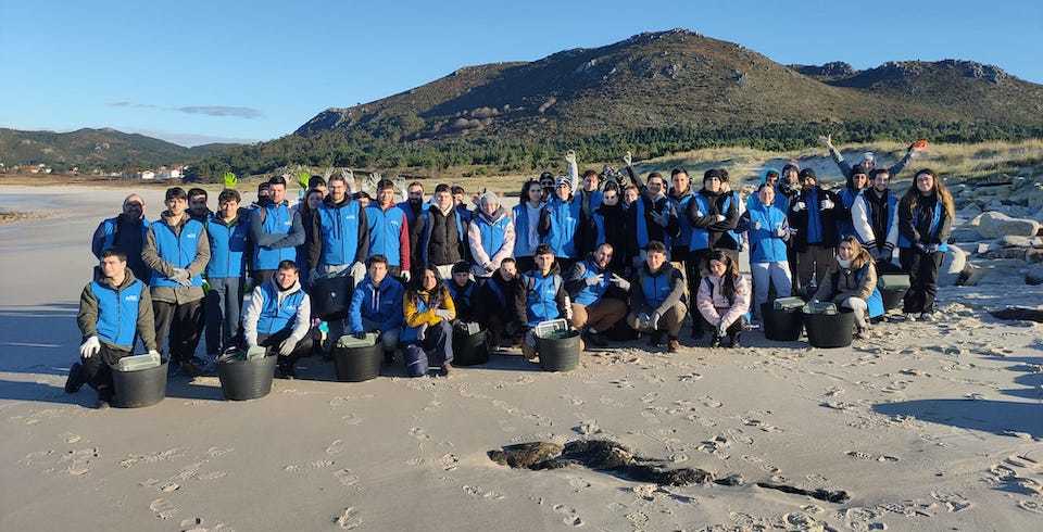 Limpeza do voluntariado de Larino con ABANCA