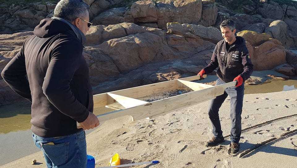 Limpando granulados en Camarinas copia
