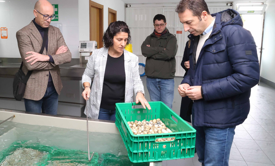 conselleiro visita Agrupación Mariscadoras Río Anllóns 1