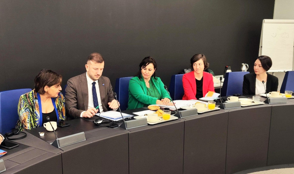 Maria Lgo e Ana Miranda na AM Reunión comisario Estrasburgo