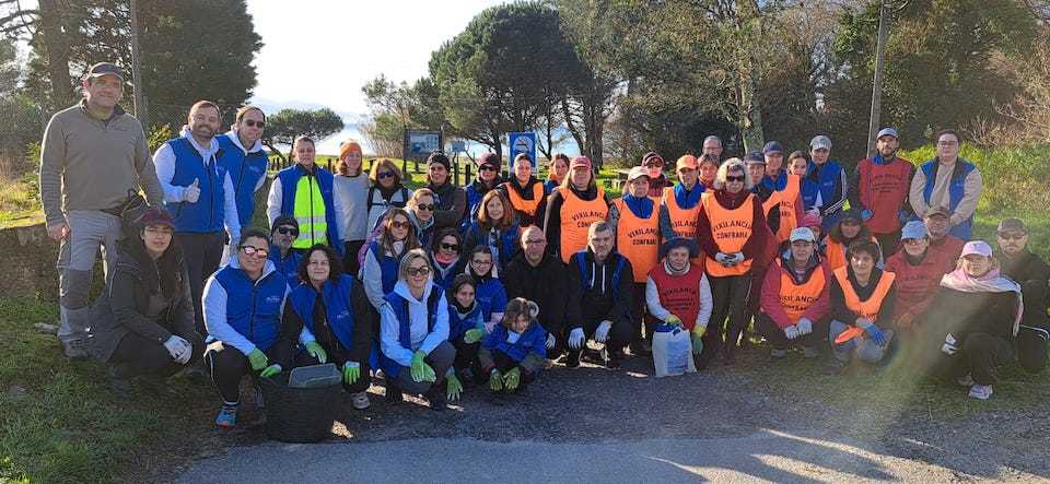 Mariscadoras de Muros e voluntariado de AFundacion limpando a praia de Ventin