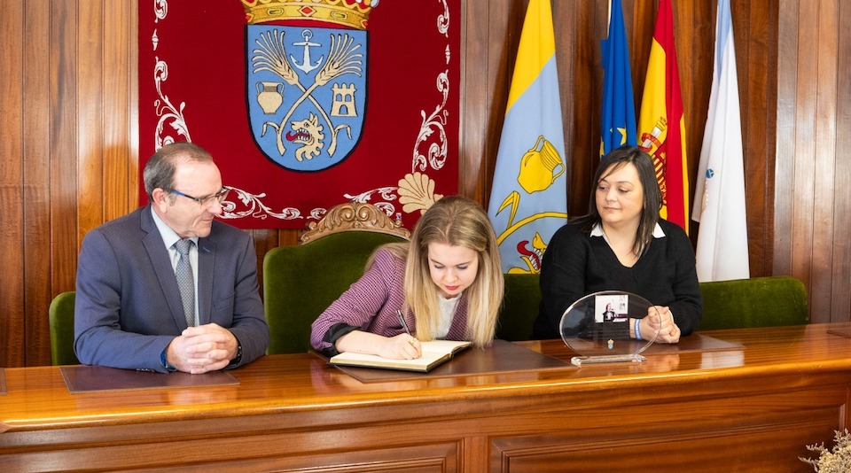 Icia Varela asinando o libro de honra do Concello de Malica