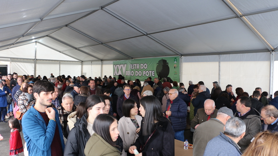 Carpa chea para a Festa do Bolo do Pote de Mazaricos 2024