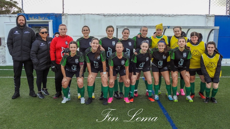 Plantel do SD Fisterra feminino no Cairo-Foto-Fin Lema