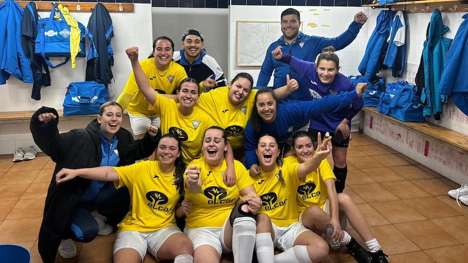Sporting Seaia feminino celebrando vitoria