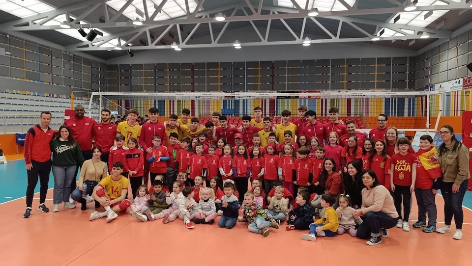 Seleccion Espanola sub18 coa rapazada do cole de Dumbria