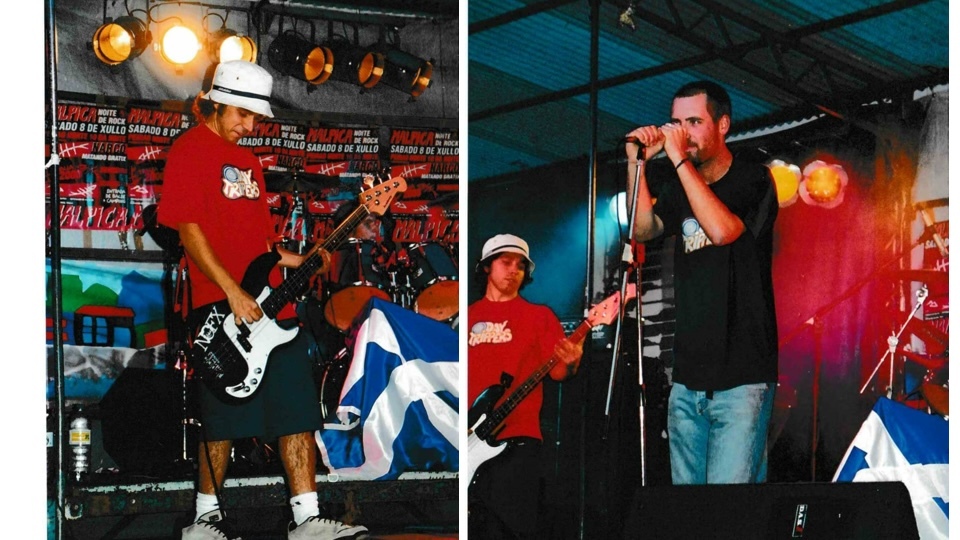 Pablito ó baixo durante o concerto de Day Trippers no festival Tralla de Malpica, verán 2000