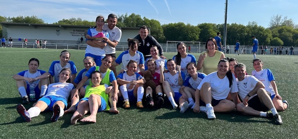 Familia do SD Ponteceso feminino celebrando a vitoria