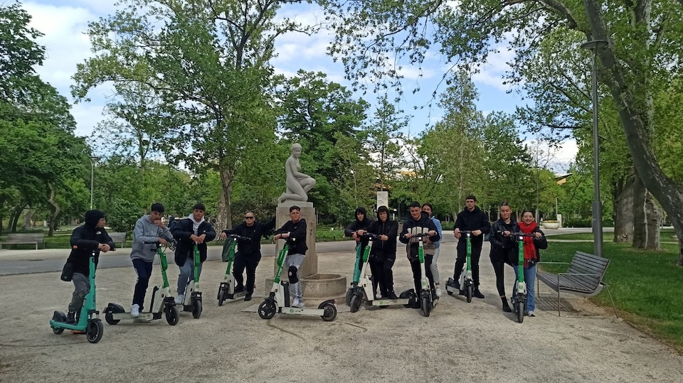 IES Agra Raices en patinete por Budapest